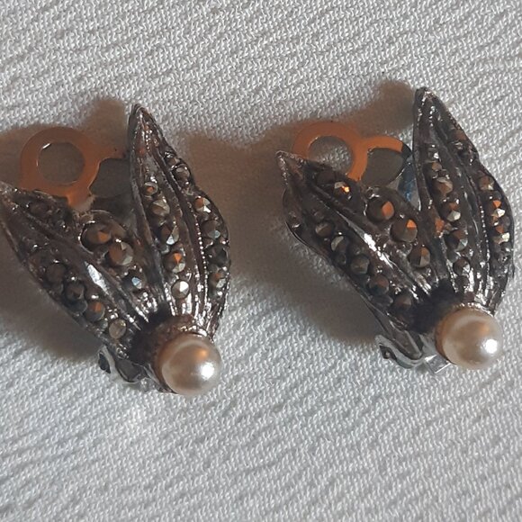 1950's Art Nouveau Style Marcasite Midcentury Vintage Small Silver Tone Earrings - Picture 11 of 11